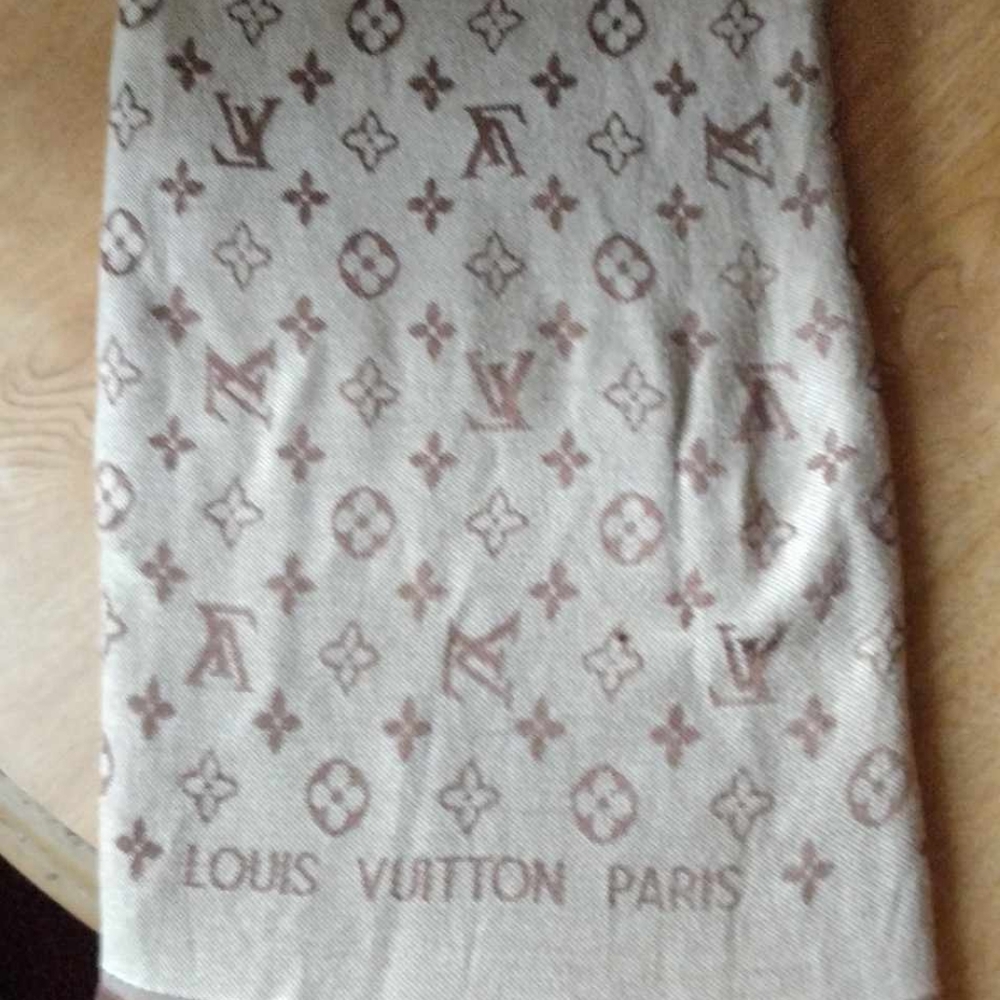 Louis Vuitton Monogram Classic Wool Silk Shawl - Picture 7 of 7